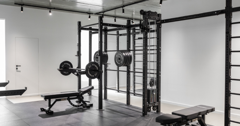 Verstellbare Hantelbank für ein Physiostudio